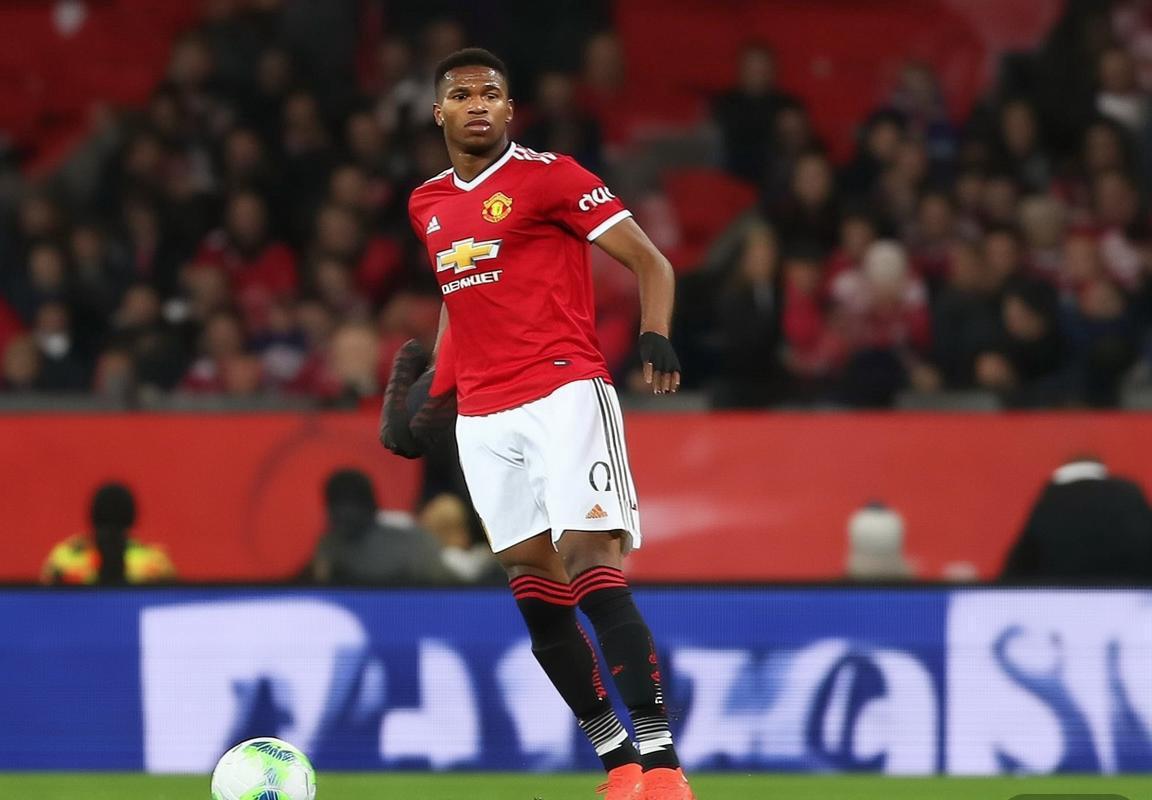 曼联多尔古社交媒体点赞引爆阿莫林战术争议，更衣室矛盾公开化